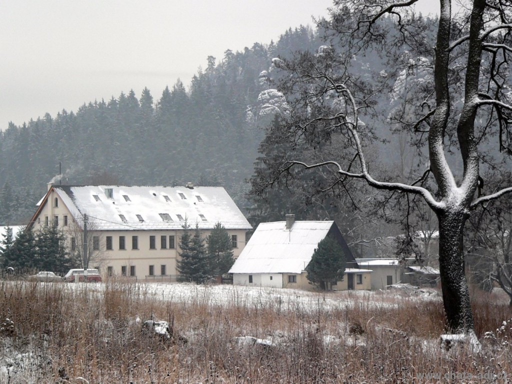 Pohled od severozápadu, za chalupou je penzion, který bude v provozu od dubna 2007