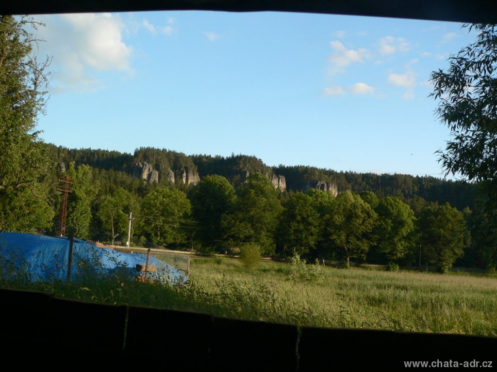 Panoramatický výhled na Adršpašské skály z polohy sedícího sráče
