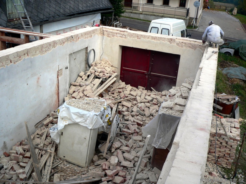 Začištění stěn před betonováním věnce