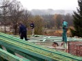 Sbíjení vazníku na střeše garáže 27.10.2007 12:31:49 Sbíjení vazníku na střeše garáže